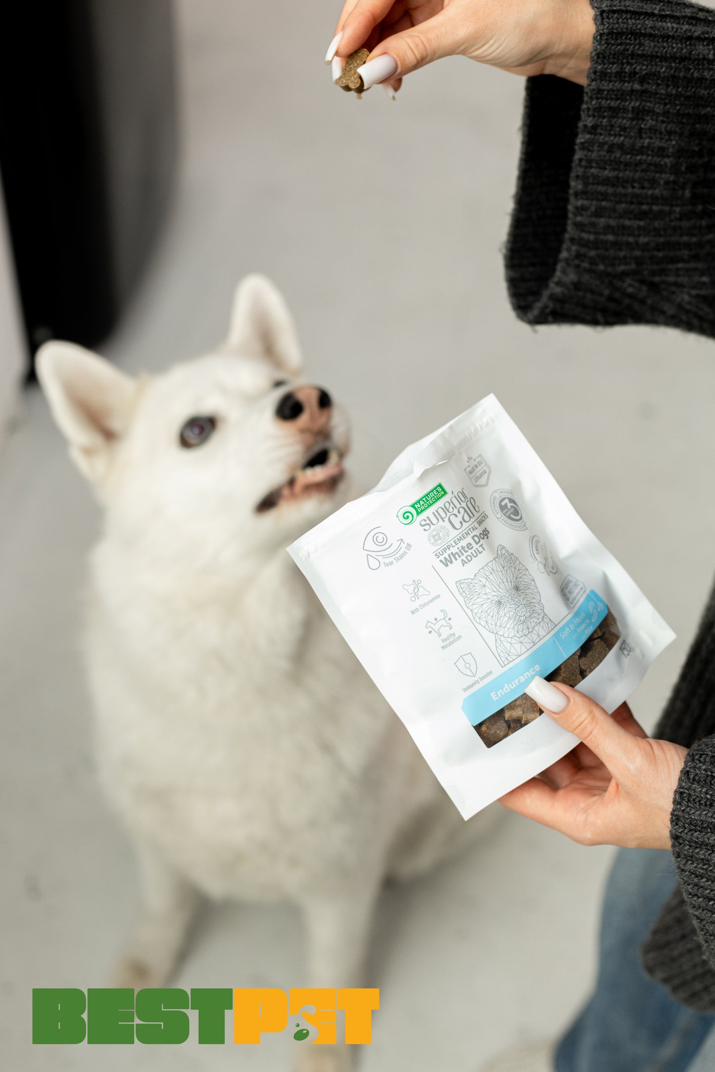 Nature's Protection Superior Care White Dogs Endurance Ласощі для дорослих собак із білим забарвленням з протеїном комах